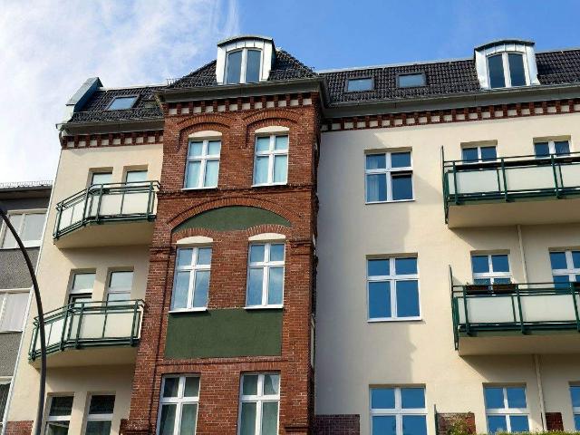 Jetzt investieren: Solide vermietete Gründerzeit Wohnung mit Tageslichtbad im gefragten Friedenau