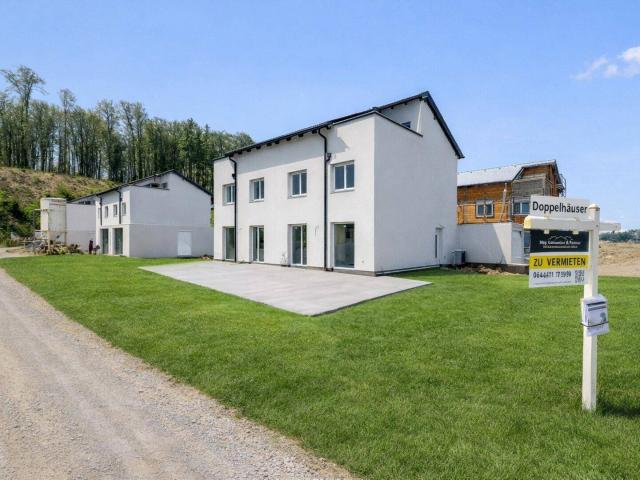 Jetzt mieten / Kaufoption! Traumhafte Neubau Doppelhaushälften 128 m² Wfl. mit Büro / Galerie, Dachterrasse, Eigengarten & Garage in Attnang P