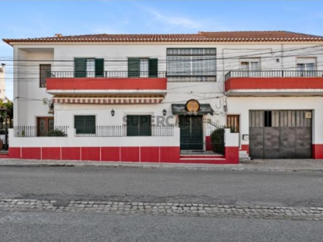 JF Mediação apresenta em exclusivo Excelente oportunidade de negócio imóvel com 3 zonas distintas: Moradia com Habitação T3/4 Restaurante em funcionamento Salão de festas