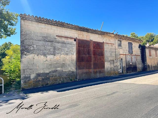 JONQUIERES SAINT VINCENT, ANCIEN ATELIER EN PIERRE de 240m²