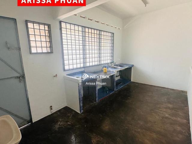 Johor Jaya 双层廉价屋 楼上两间都是主人房️ 这种格局真的很少见 3房3厕 14×55｜永久地契 包部分家私，整理一下就能入住 平时去巴刹、吃饭、买东西都方便，开车约5–10分钟就到 Lotus's Plentong 售价 RM438K Bank Value RM440K