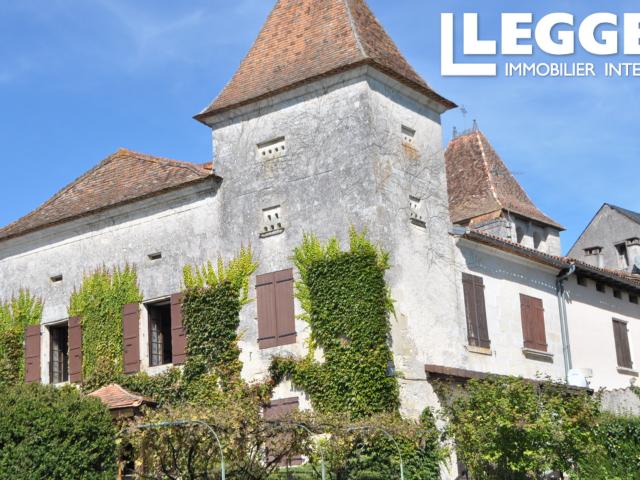 Joli maison de maître en pierre du XVIIe siècle, situé au centre d'un village de Dordogne