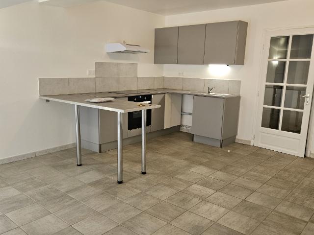 JOLI APPARTEMENT EN 3E ET DERNIER ETAGE ENTIEREMENT RENOVÉ A 2 PAS DU CENTRE VILLE