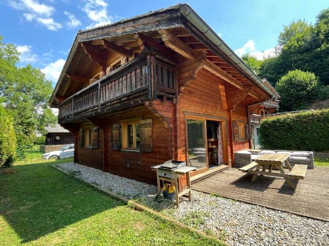 Joli chalet 3 chambres avec jardin, garage et terrasse plein sud