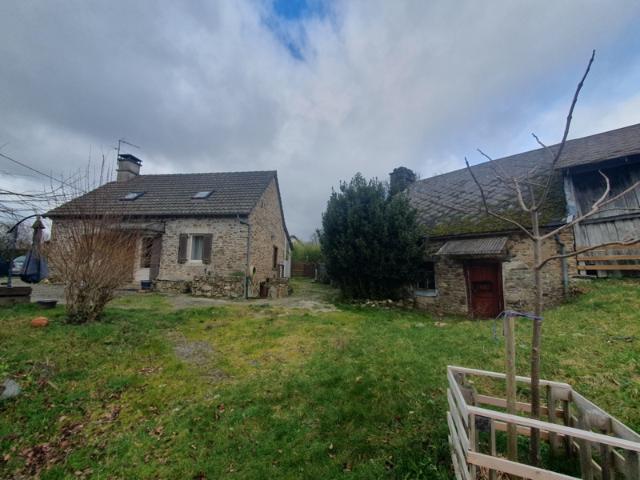 JOLI CORPS DE FERME HAUTEURS DORDOGNE SAUVAGE