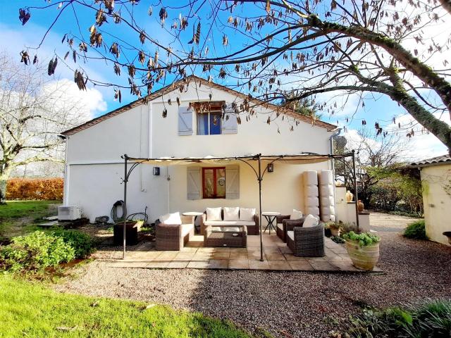 Joli cottage avec une nouvelle piscine nichée dans un jardin. 134m² Issigeac