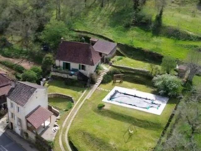 Joli ensemble de 2 maisons d'habitations avec piscine