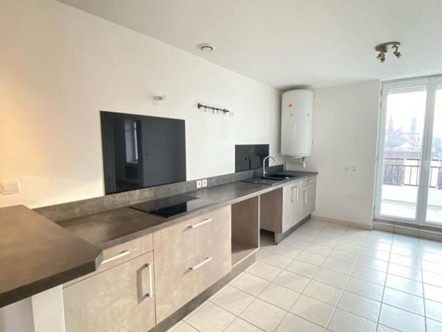 Joli F2 en bon état d'environ 42 m2 avec BALCON