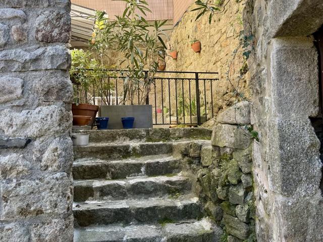 Joli Petit Appartement avec Terrasse dans Maison de Village. 47m² Vallées d’Antraigues Asperjoc