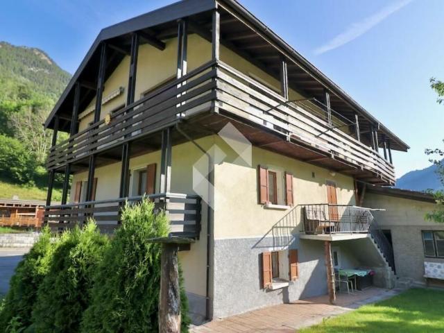Joli potentiel pour cette maison villageoise de 2 appartements à rénover. Dreamo. Ch