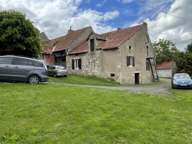 Joli potentiel pour cette ancienne propriété avec dépendances