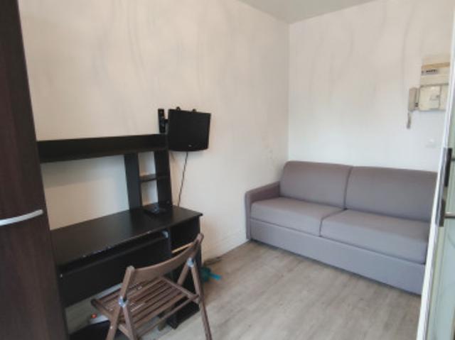 Joli studette rue Eugene Carrière