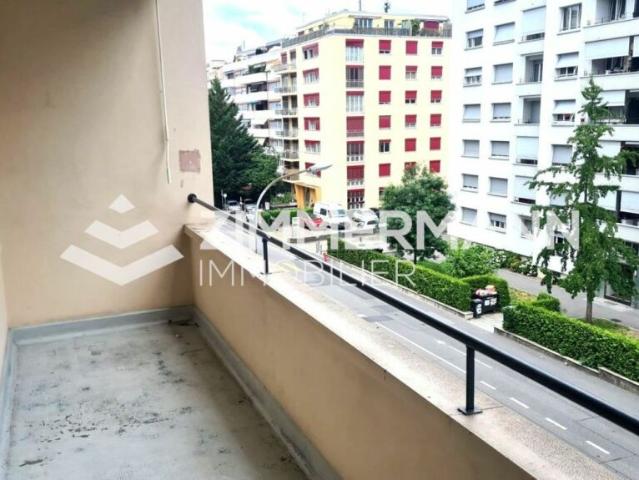 Joli studio avec balcon aux Charmilles !