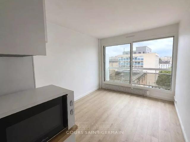 Joli studio entièrement rénové avec balcon et vue dégagée