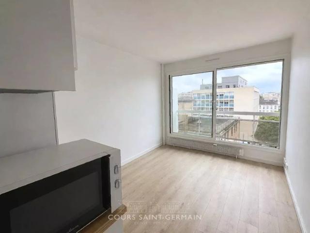 Joli studio entièrement rénové avec balcon et vue dégagée