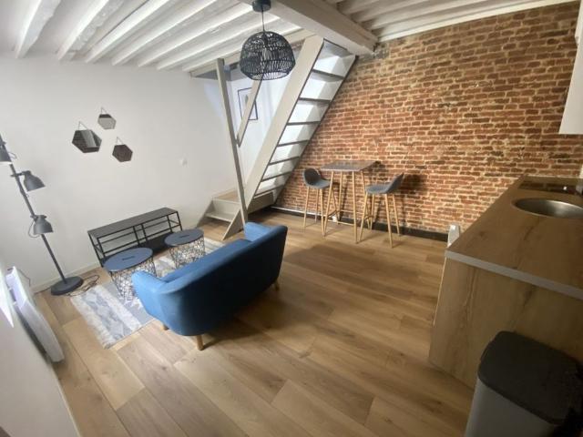Joli T1bis avec mise à disposition du mobilier situé rue de la Monnaie dans le Vieux Lille. réf G345 2