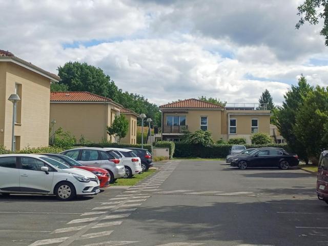 JOLI T2 AVEC BALCON ET 2 PLACES DE PARKING A L'EXTERIEUR