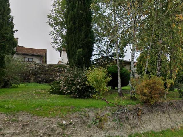 Joli terrain arboré à proximité du centre ville de MARINGUES et de toutes ses commodités