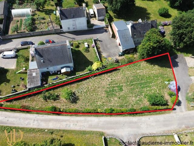 Joli terrain de 800 m2 Au calme Accès à pied au centre ville et commerces de PONT CROIX