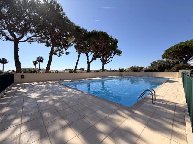 Joli 2p de 45m² + Terrasse + Cellier + 1 place de Parking extérieur + Piscine dans résidence