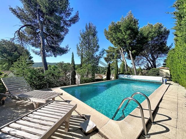 Jolie Villa T6 avec Piscine au calme.