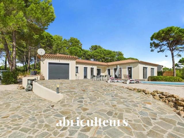 Jolie villa contemporaine/vue panoramique en vente à Bagnols en Forêt 83600