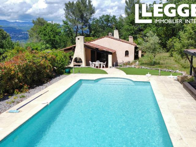 Jolie villa de plain pied dans secteur prisé au calme avec grande piscine, garage et vue village et montagnes