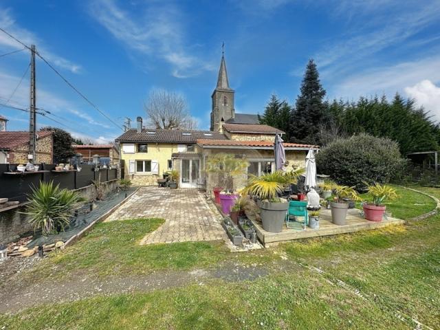 Jolie Villageoise, beau jardin