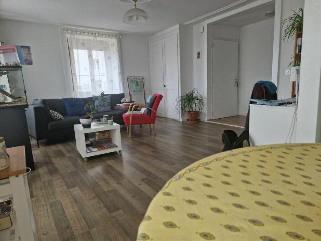 Jolie appartement à proximité du centre ville de Neuchâtel avec un balcon