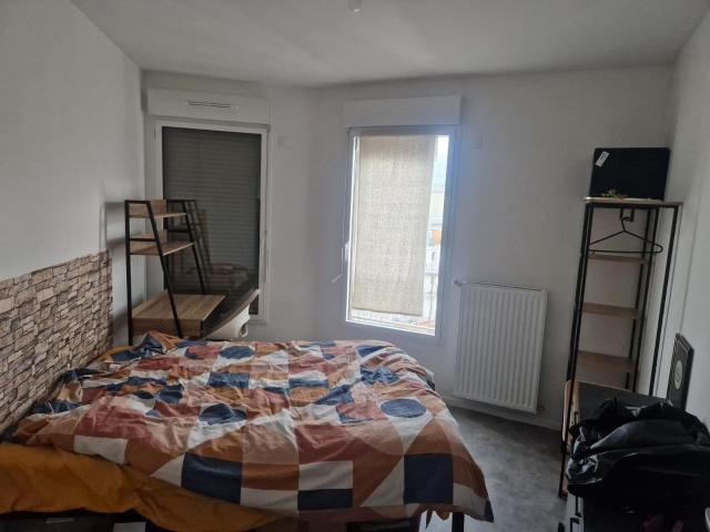 Jolie chambre lumineuse dans un 60m2 avec balcon