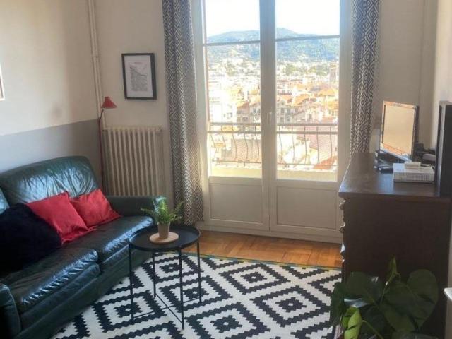 Jolie chambre parquetée sans vis à vis, balcon