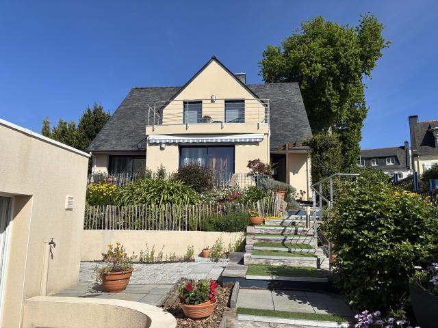 JOLIE CONTEMPORAINE DE 140M2 A PROXIMITE IMMEDIATE DES COMMODITES
