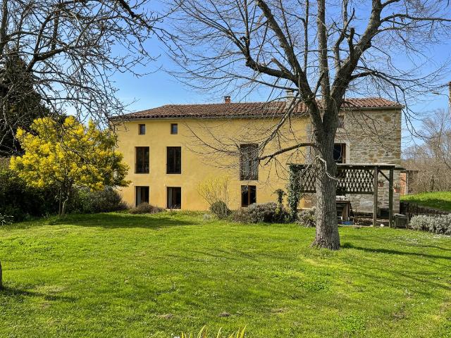 Jolie corps de ferme rénové avec 26 ha de terrain
