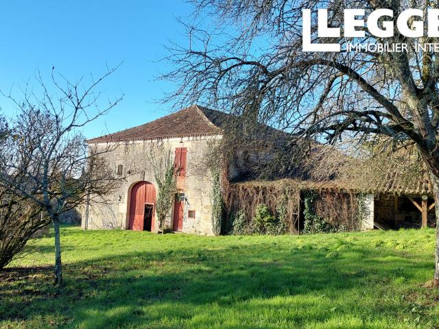 Jolie grange avec terrain, idéalement placée dans le bourg de Villebois Lavalette