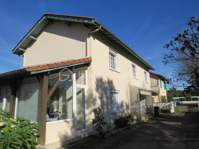 Jolie Maison 7 pièces de 135 m² sur grand terrain avec garage et véranda en centre ville