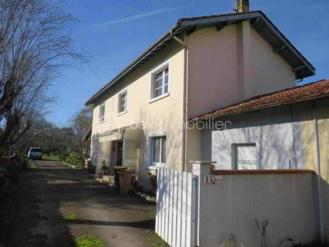 Jolie Maison 7 pièces de 135 m² sur grand terrain avec garage et véranda en centre ville