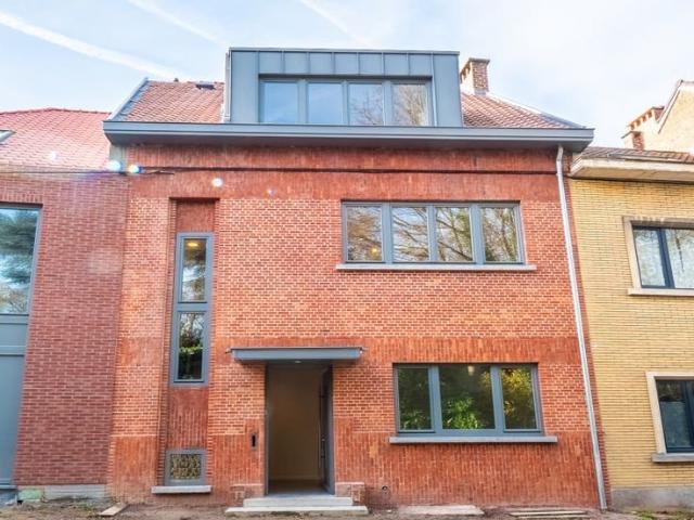 JOLIE MAISON 4CH + BUREAU FULL RENOVEE A 2 PAS PL. LINKEBEEK