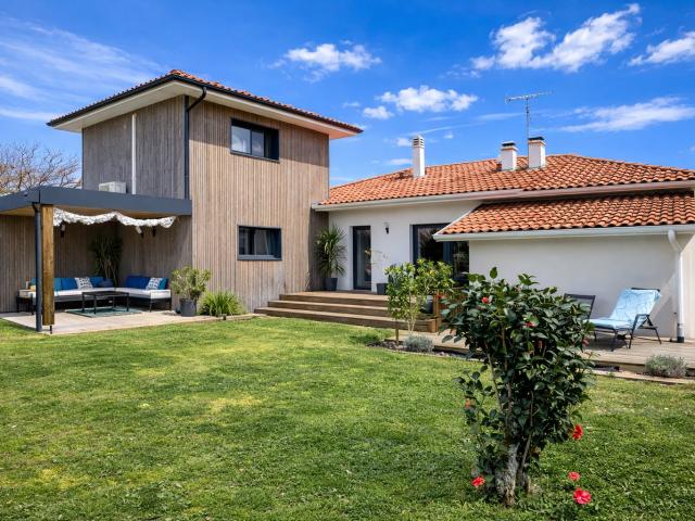 Jolie maison à Tosse avec dépendance 167m² Tosse