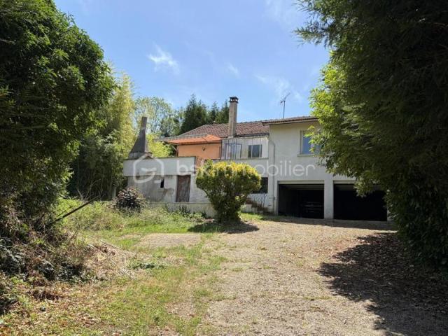 Jolie maison à très fort potentiel constituée de ses 5 chambres, son studio indépendant et de son triple garage !