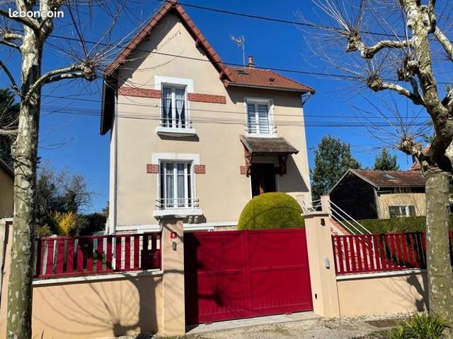 Jolie Maison ancienne de 5 pièces principales sur sous sol