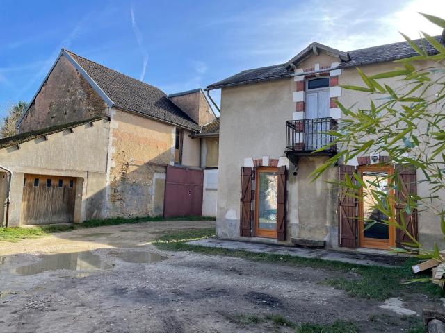 Jolie maison ancienne située au coeur d'un petit village de Puisaye, à 9 km de TOUCY 89130 et à 22 km d'AUXE
