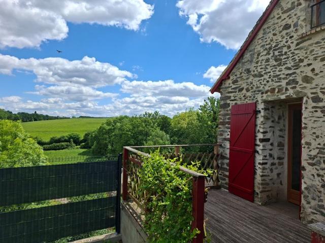 Jolie maison authentique en pierre, Au coeur des Alpes Mancelles, 160m2 surface totale sur Cave, 66 m2 Séjour, jardin clos, 3 chambres et Pièce palière
