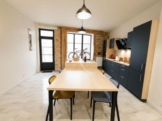 Jolie maison au coeur du village de Catus + grange