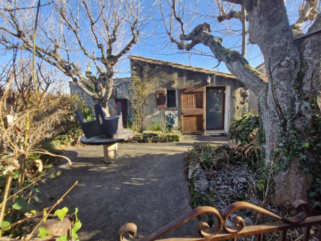 JOLIE MAISON AVEC TERRASSE ET VUE