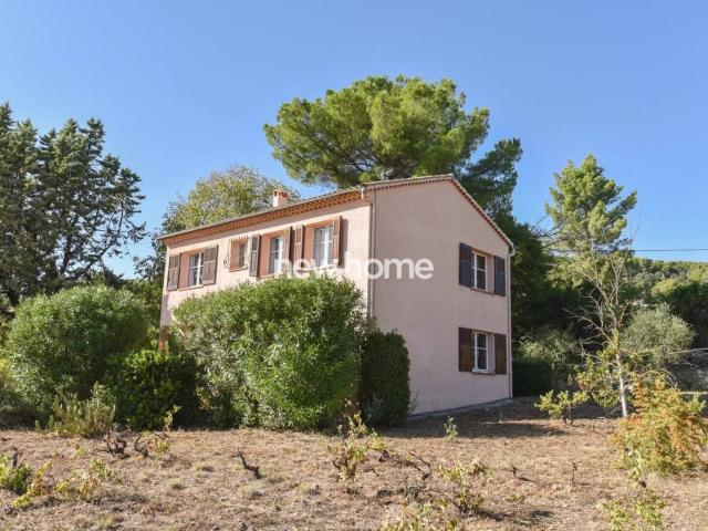 Jolie maison avec garage sur un terrain de 2439 m2