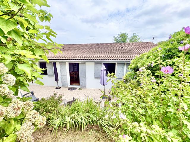 Jolie maison avec jardin 1010m2 au coeur d'un village très recherché
