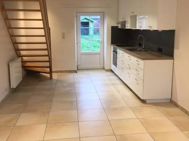 Jolie maison avec jardin dans rue calme