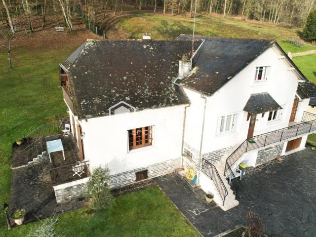 Jolie maison avec parc et piscine