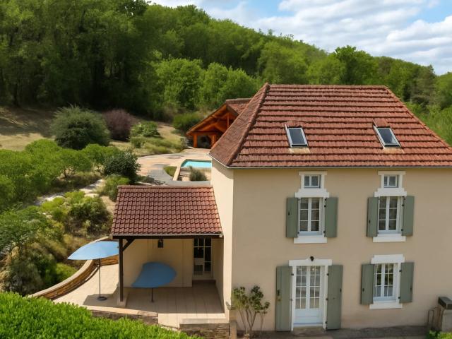 Jolie maison avec piscine et maison d'invités sur plus de 4000 m