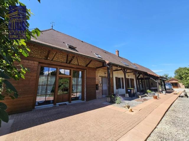 Jolie maison bressanne rénovée avec dépendances et terrain d'environ 5 840 m² clos, arboré et paysagé
